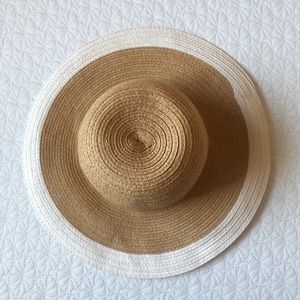 White brim floppy hat